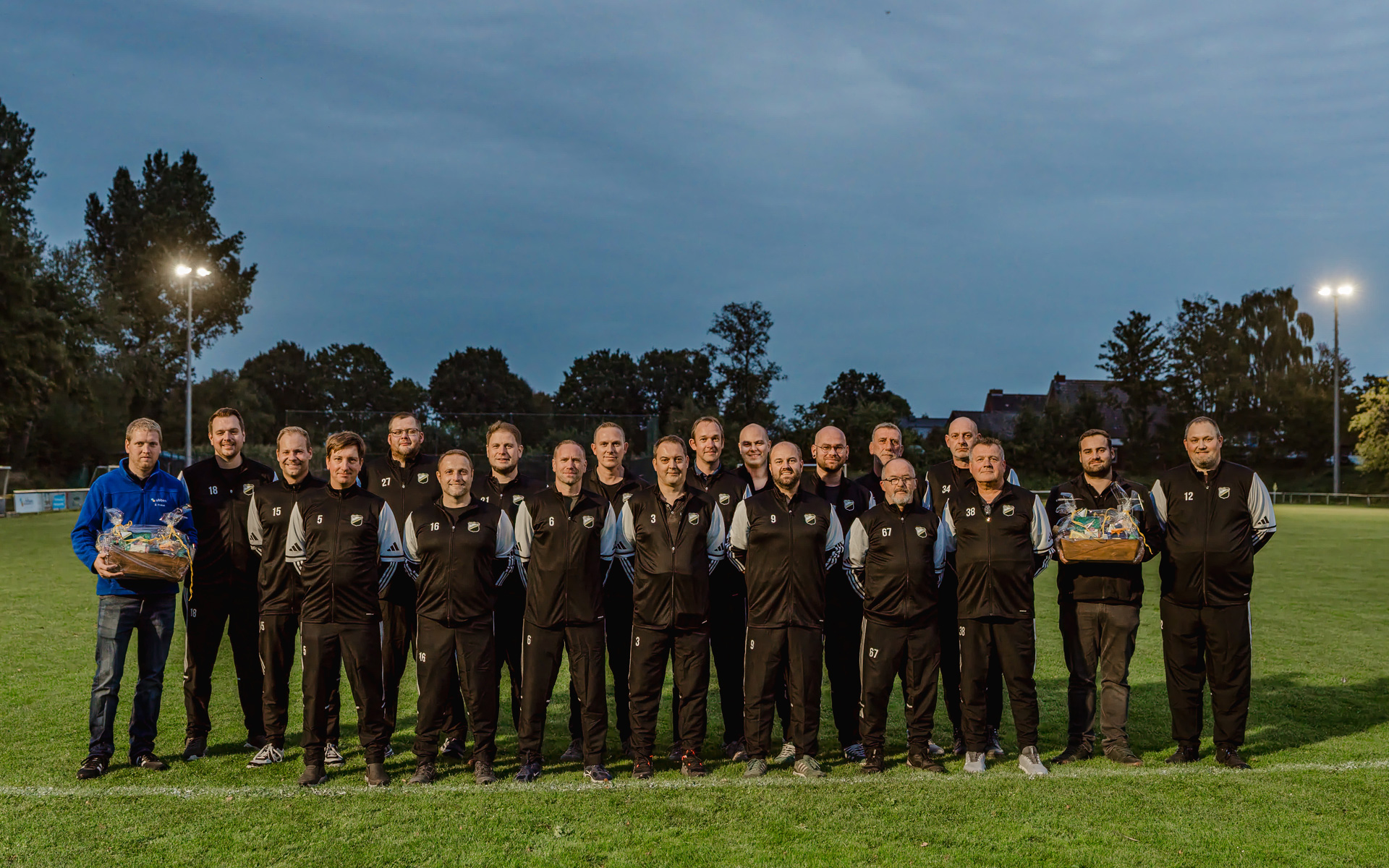 Neue Trainingsanzüge für unsere Alten Herren – Danke an Ubben SHK und Krull Elektrotechnik!